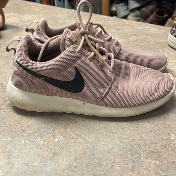 nike roshe particle pink
